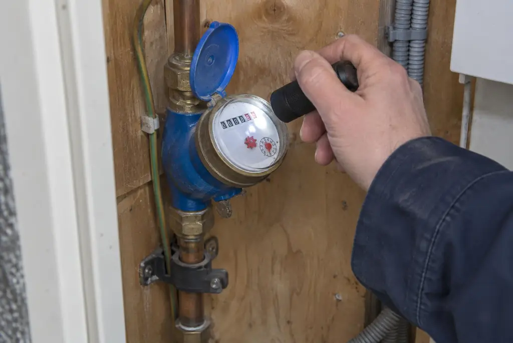 Lekdetectie Lopik – watermeter in de meterkast controleren met een zaklamp